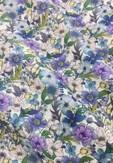 Design voor mode met handgeschilderde mix van blauwe en paarse bloemen